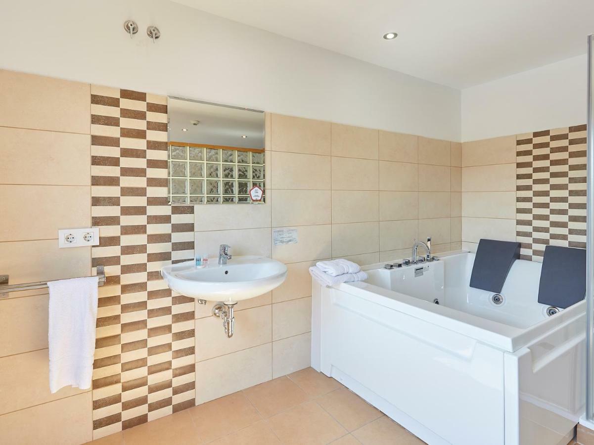 Hostal Mas Ferrer Cornellá de Terri Eksteriør billede